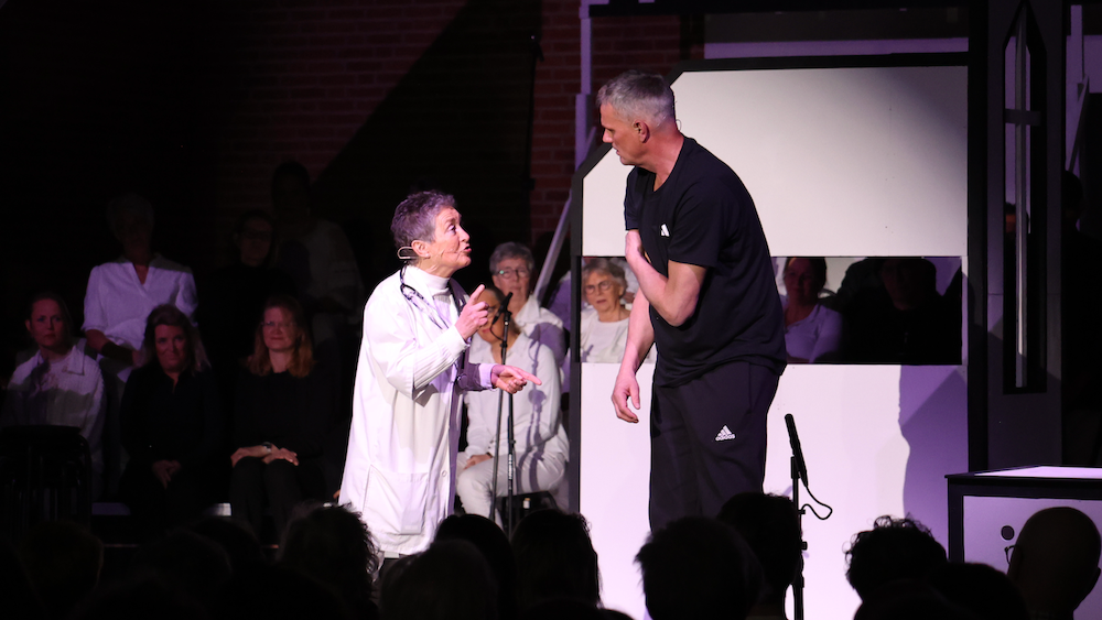 Foto: Première van musical 'Ondersteboven' trekt bomvolle Kruiskerk