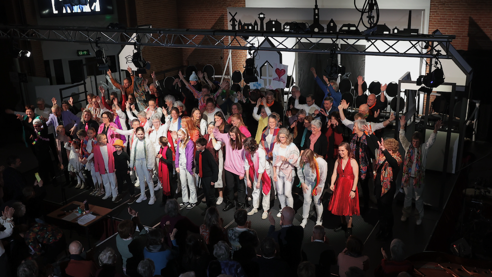 Foto: Première van musical 'Ondersteboven' trekt bomvolle Kruiskerk