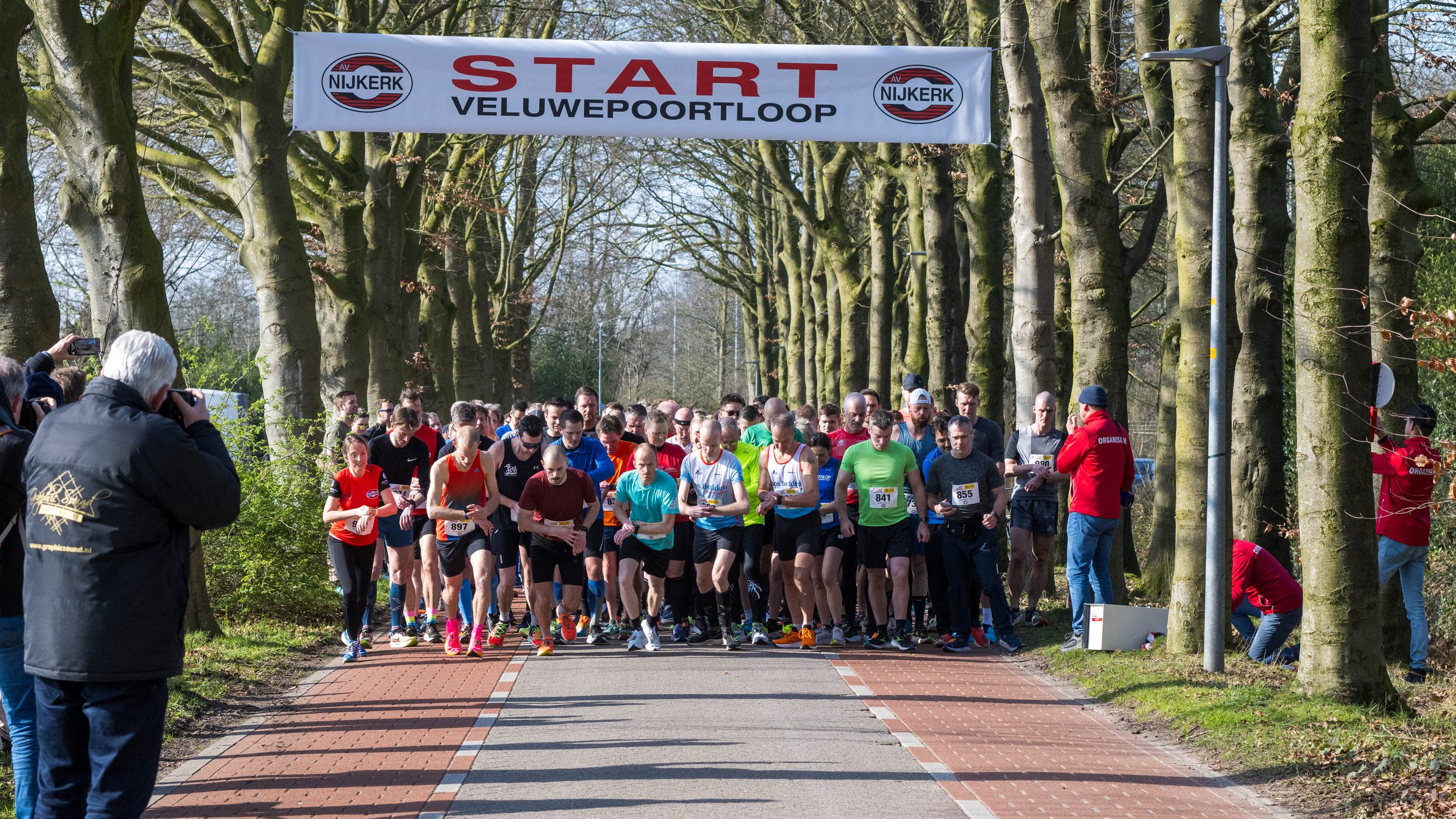 Foto: Voorjaarseditie Veluwepoortloop trekt enthousiaste hardlopers naar Nijkerk