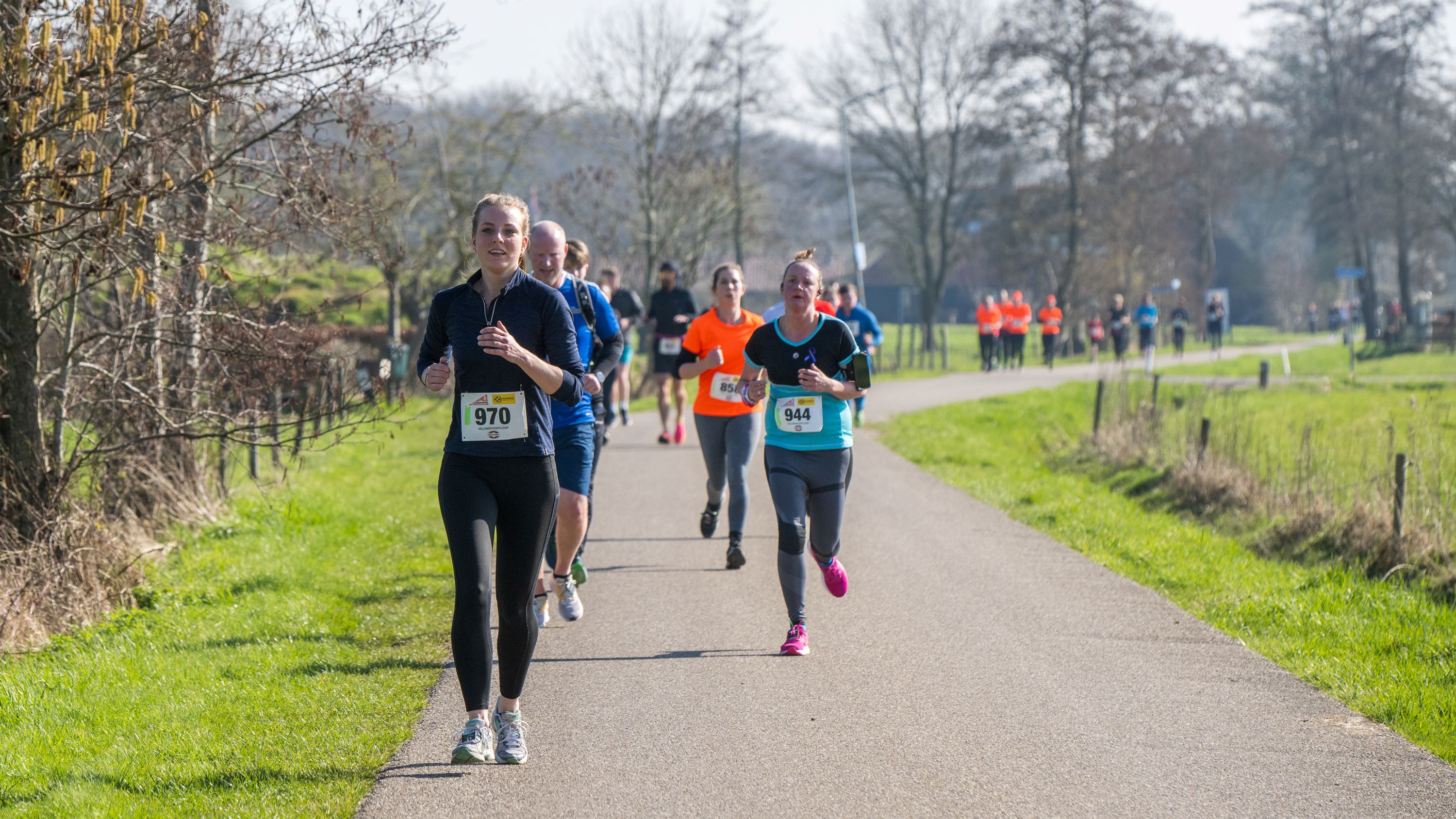 Foto: Voorjaarseditie Veluwepoortloop trekt enthousiaste hardlopers naar Nijkerk