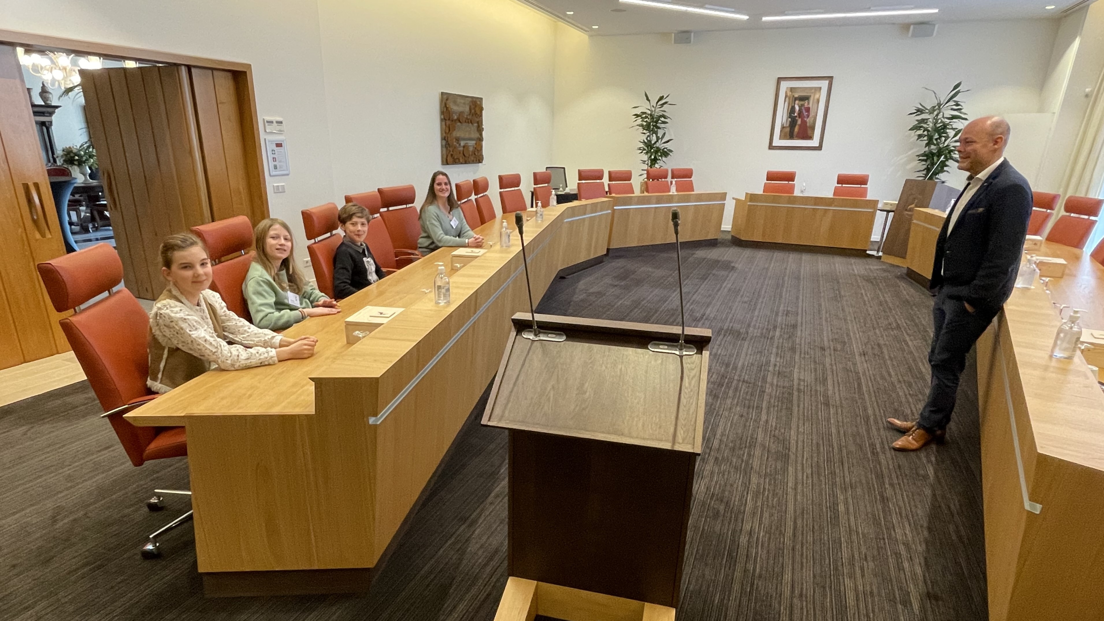 Foto: Leerlingen basisschool De Schovenhorst ontdekken gemeentepolitiek tijdens bezoek aan gemeentehuis