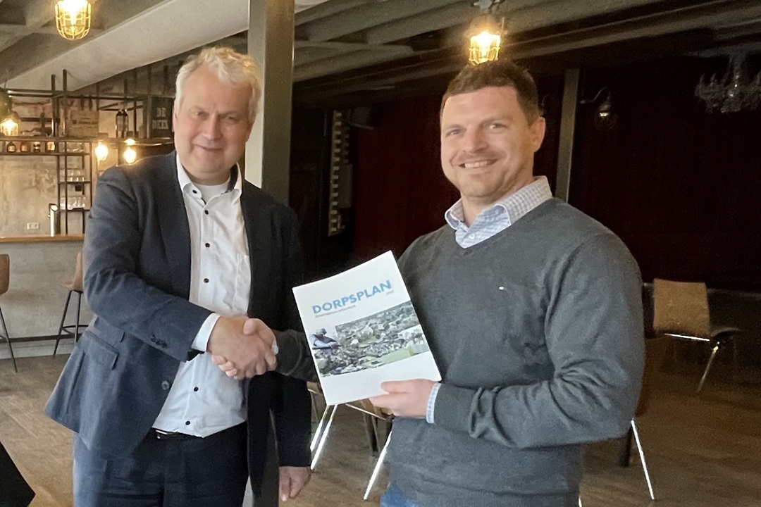 Foto: Dorpsplan Zwartebroek Terschuur overhandigd aan wethouder Wim Oosterwijk