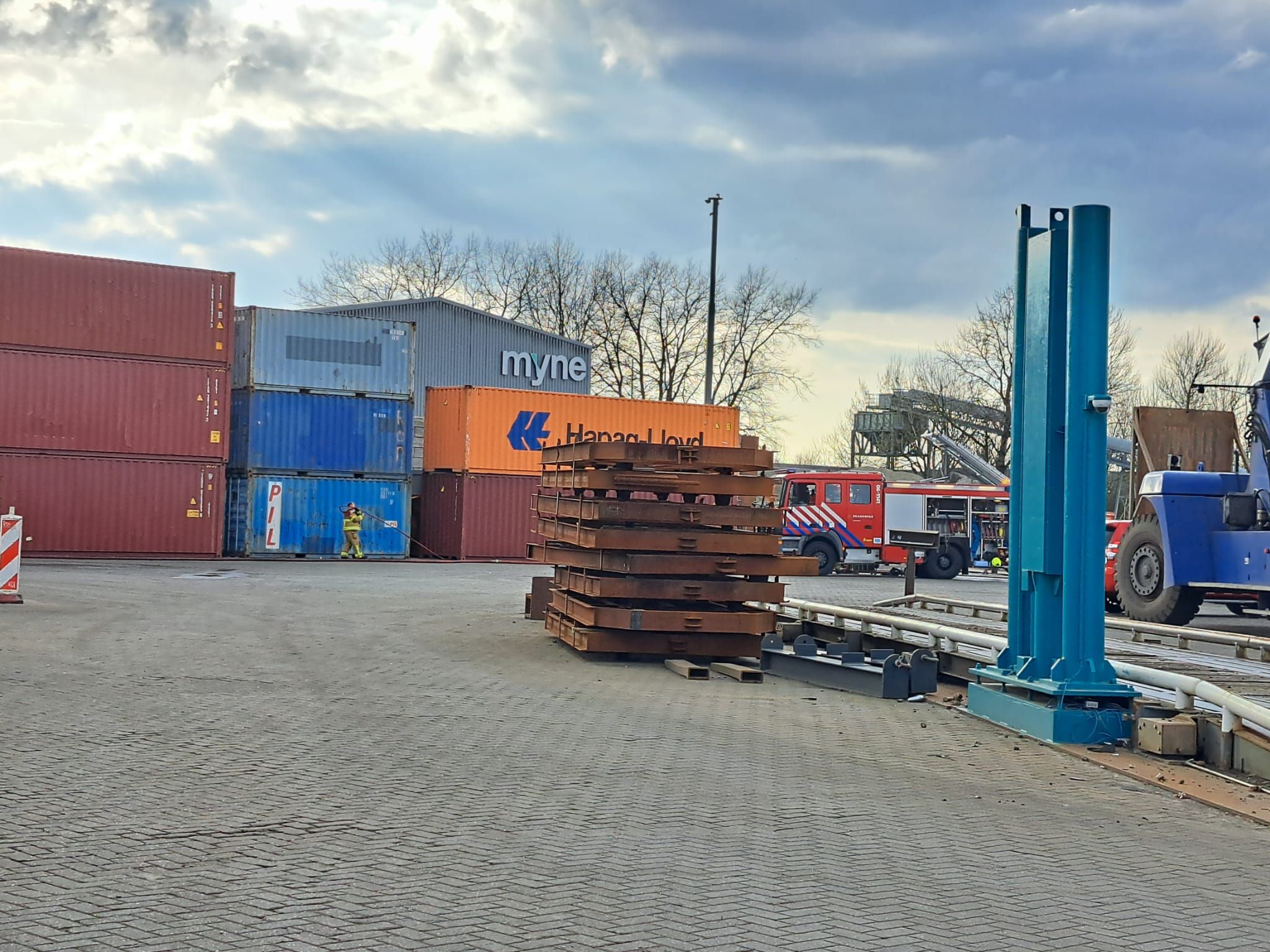 Foto: Grote rookwolken bij  brand loods Harderwijk