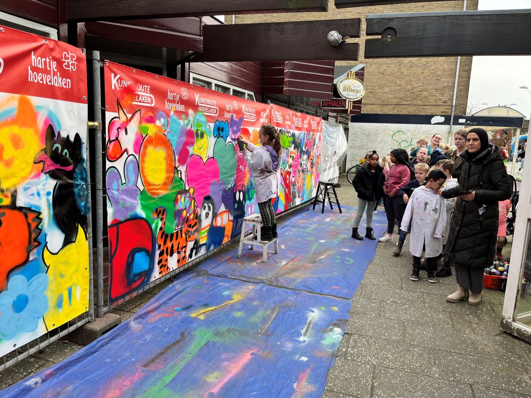 Foto: Oneindig lange rij voor een ijsje en overvol springkussen in Hoevelaken