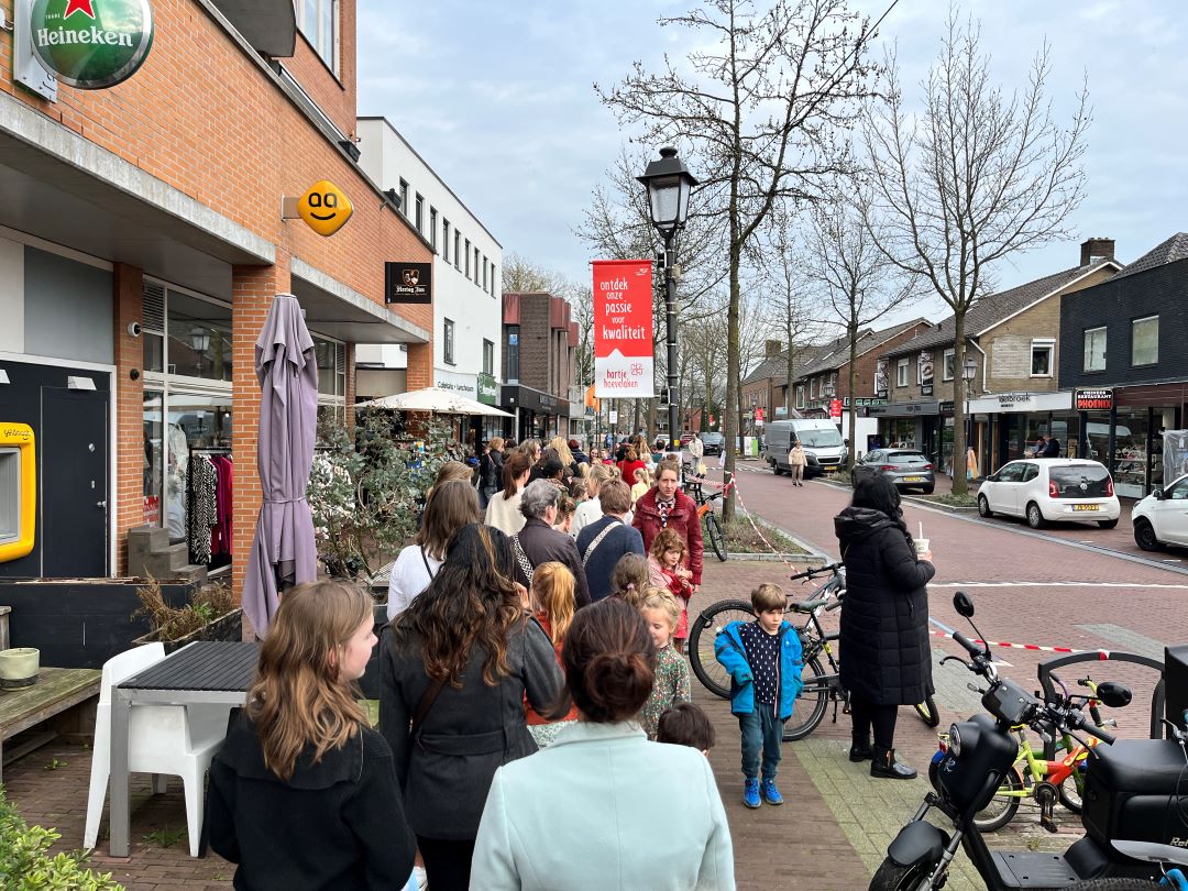 Foto: Oneindig lange rij voor een ijsje en overvol springkussen in Hoevelaken