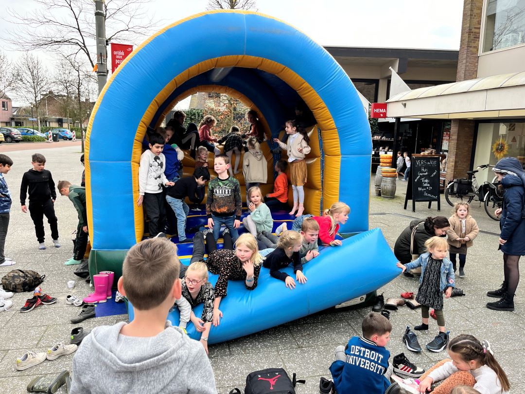 Foto: Oneindig lange rij voor een ijsje en overvol springkussen in Hoevelaken