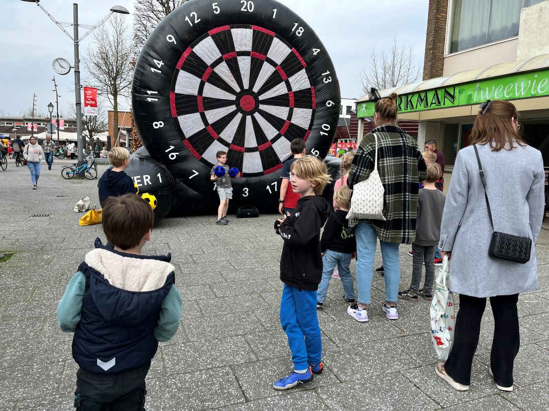 Foto: Oneindig lange rij voor een ijsje en overvol springkussen in Hoevelaken