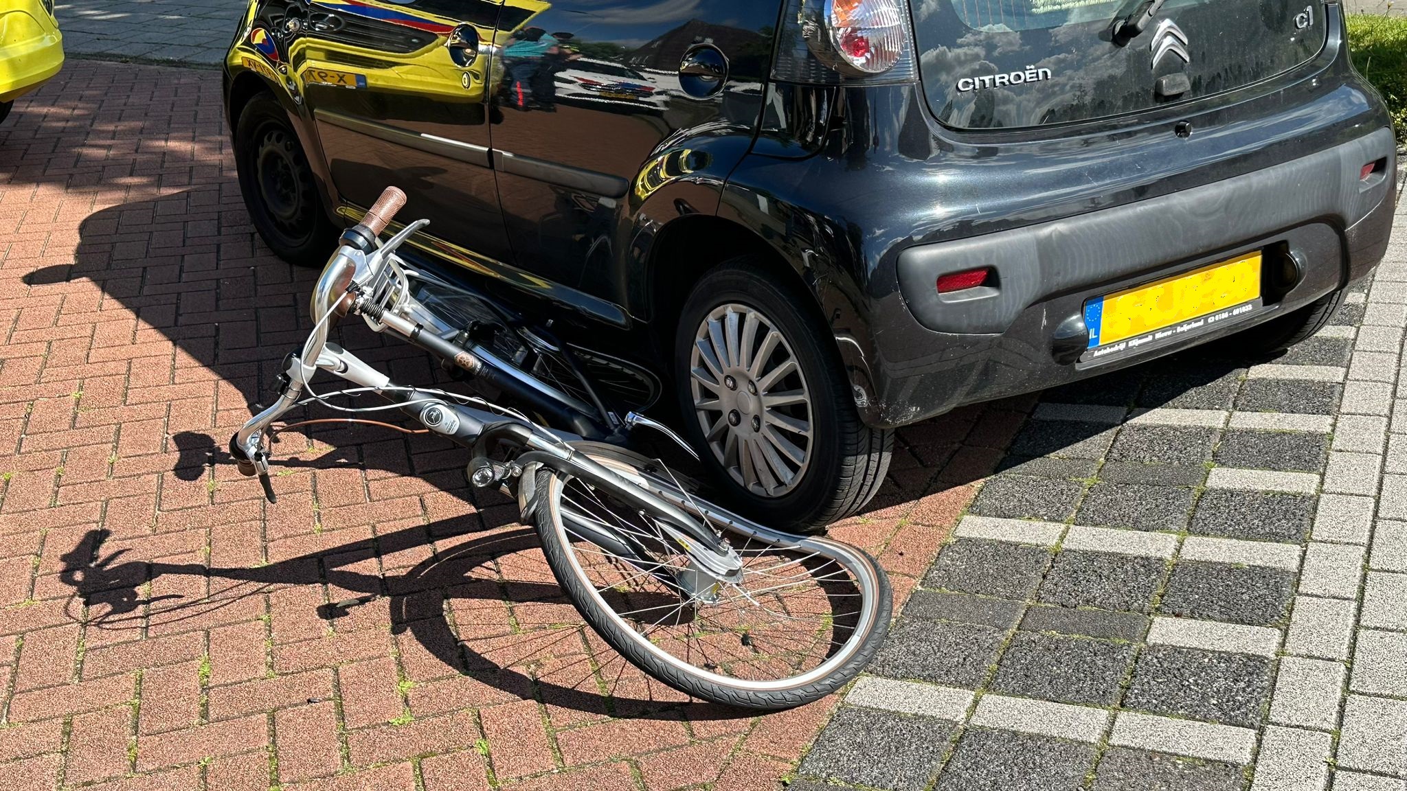 Foto: Fietser gewond na aanrijding met auto