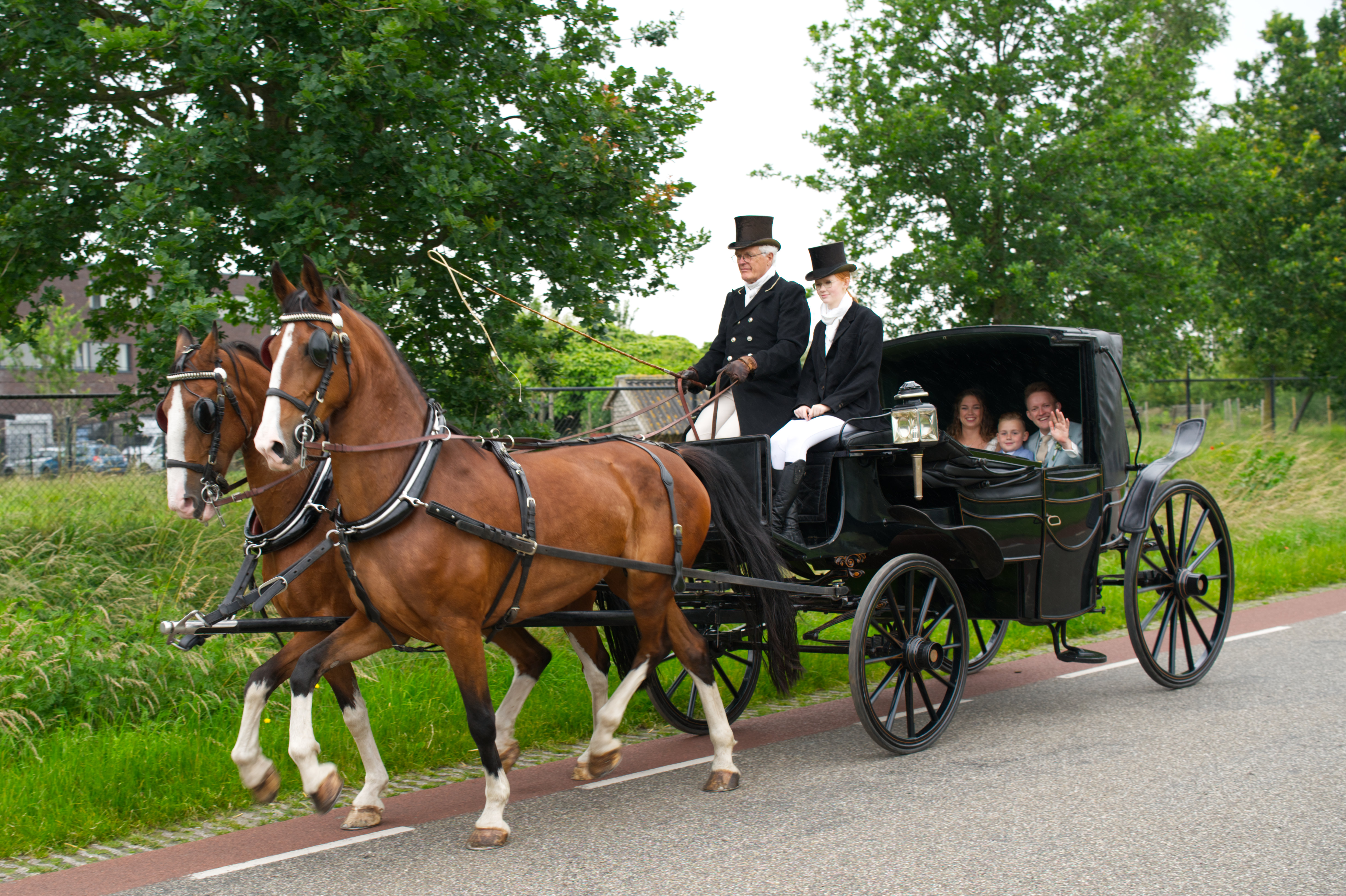 Foto: Bruidspaar op weg naar de kerk