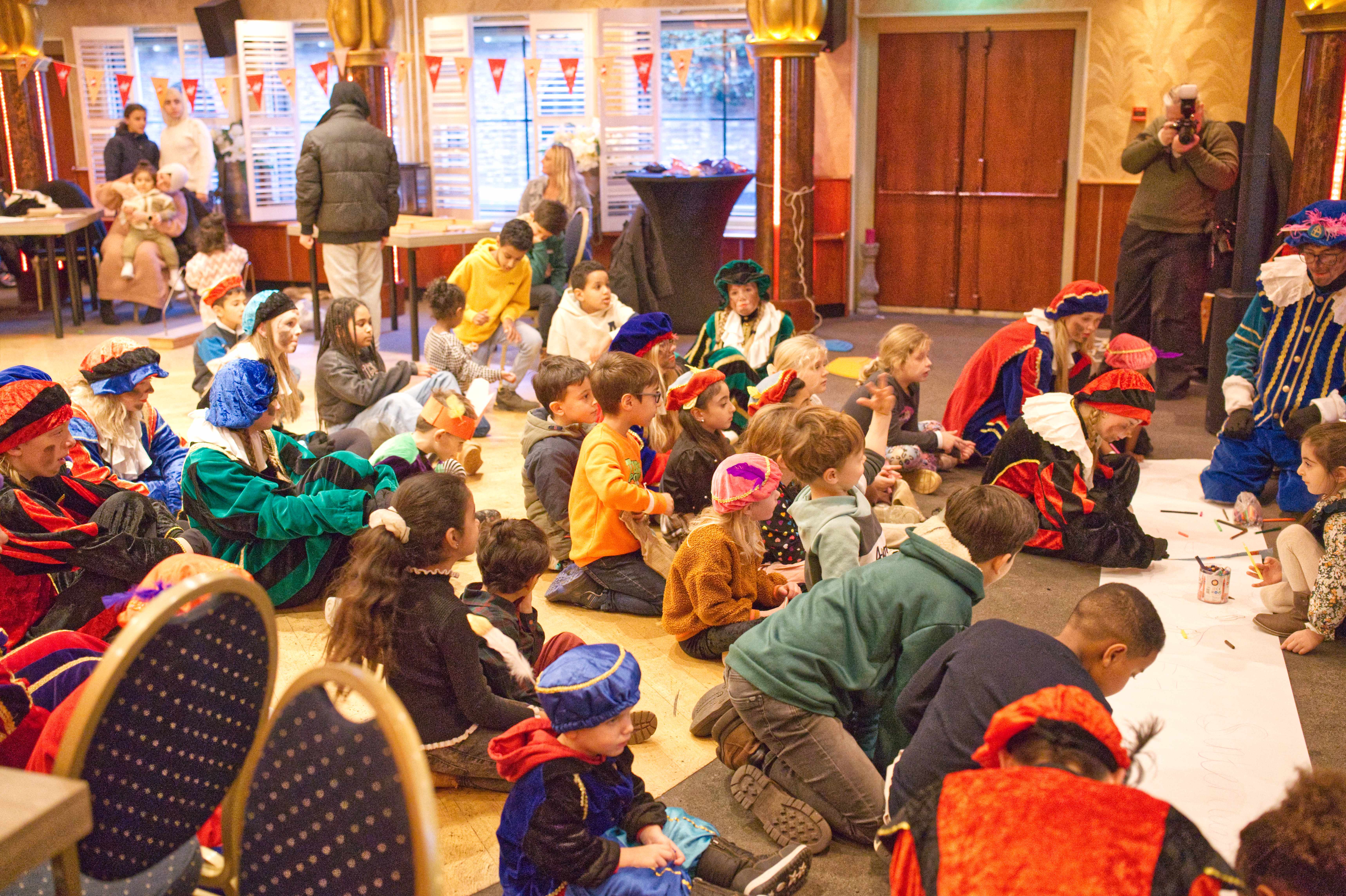 Foto: Sinterklaasfeest  voor de minima bij restaurant de Haas