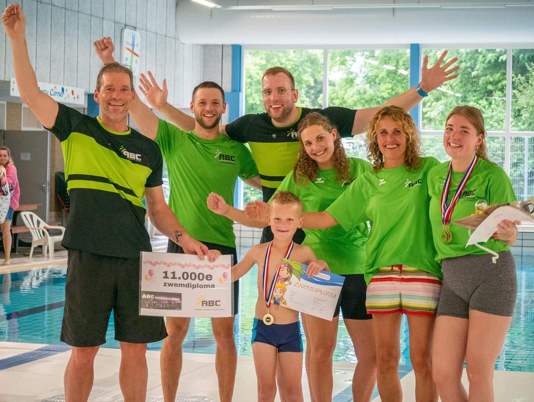 Foto: Zwemschool ABC reikt 11.000e zwemdiploma uit