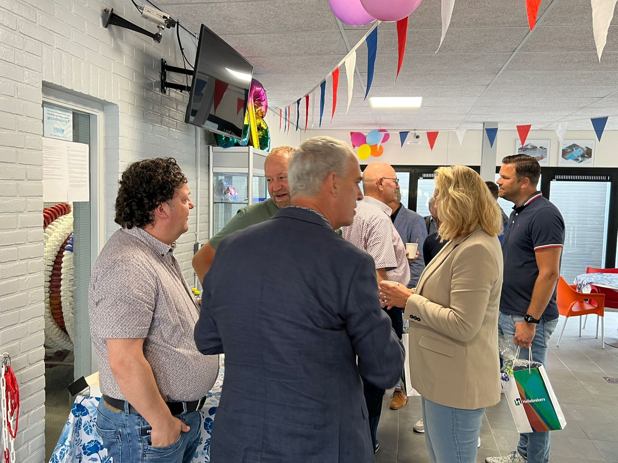 Foto: Voorzitter en bestuurslid nemen afscheid van zwembad de Hokseberg