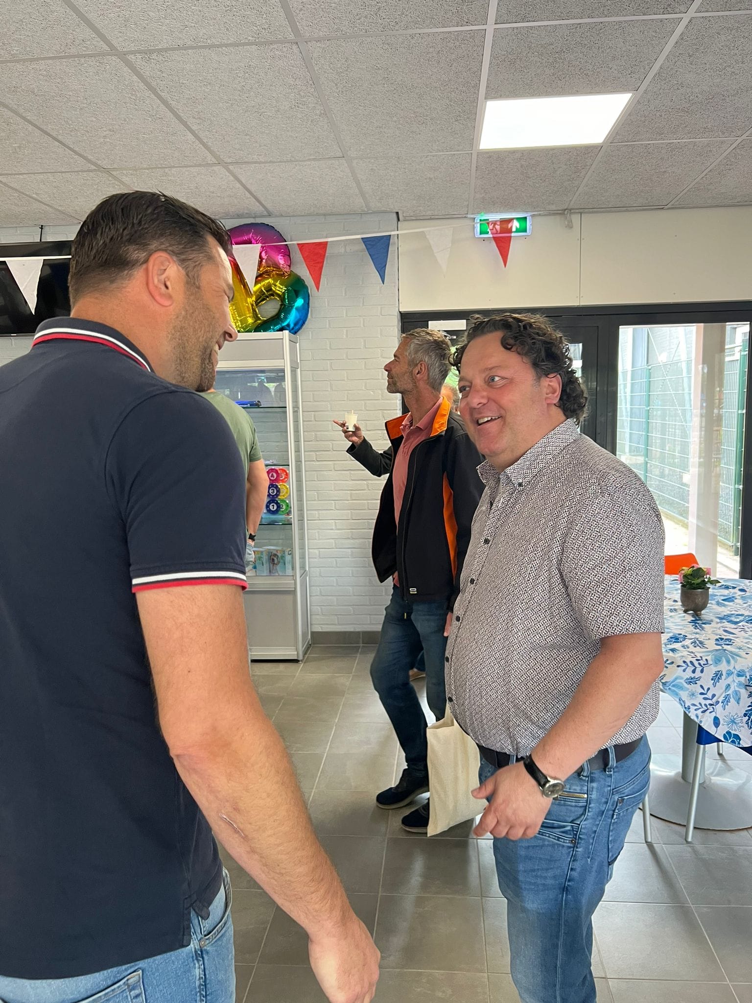 Foto: Voorzitter en bestuurslid nemen afscheid van zwembad de Hokseberg