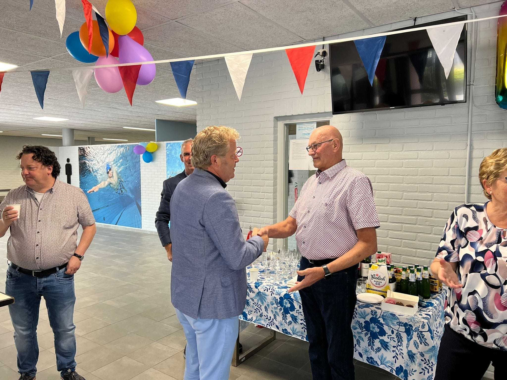 Foto: Voorzitter en bestuurslid nemen afscheid van zwembad de Hokseberg