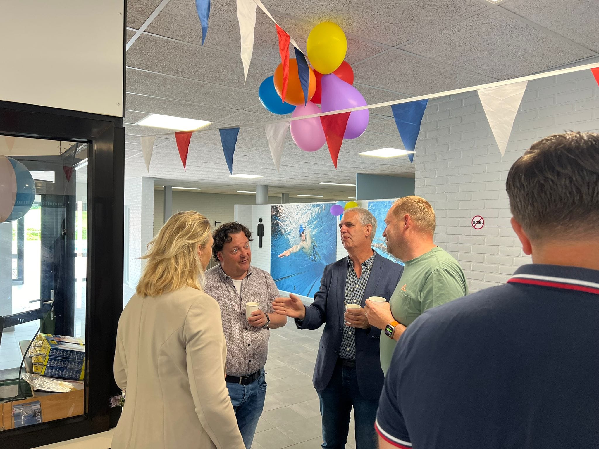 Foto: Voorzitter en bestuurslid nemen afscheid van zwembad de Hokseberg