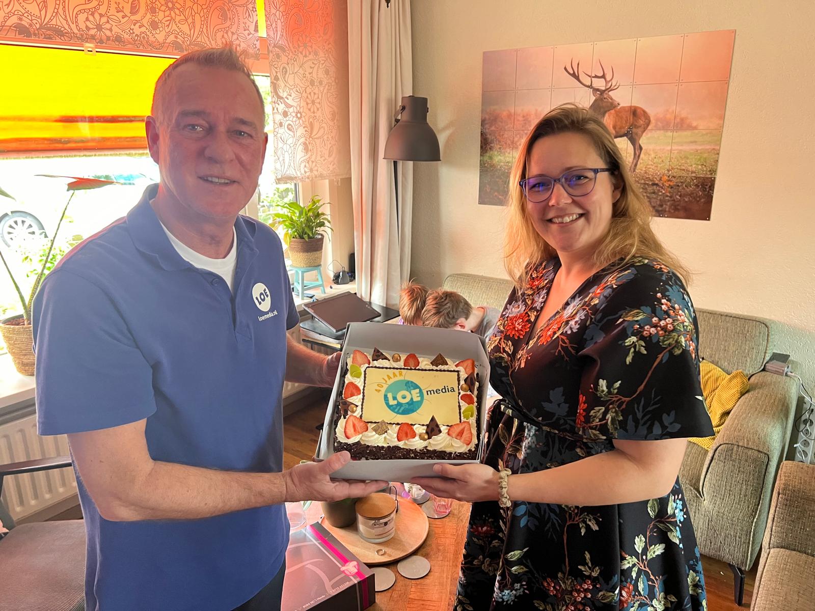 Foto: Winnaar van de rebus 'Daisy Koenraadt' ontvangt de taart