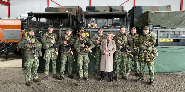Foto: Defensie oefent op gemeentewerf in Wezep