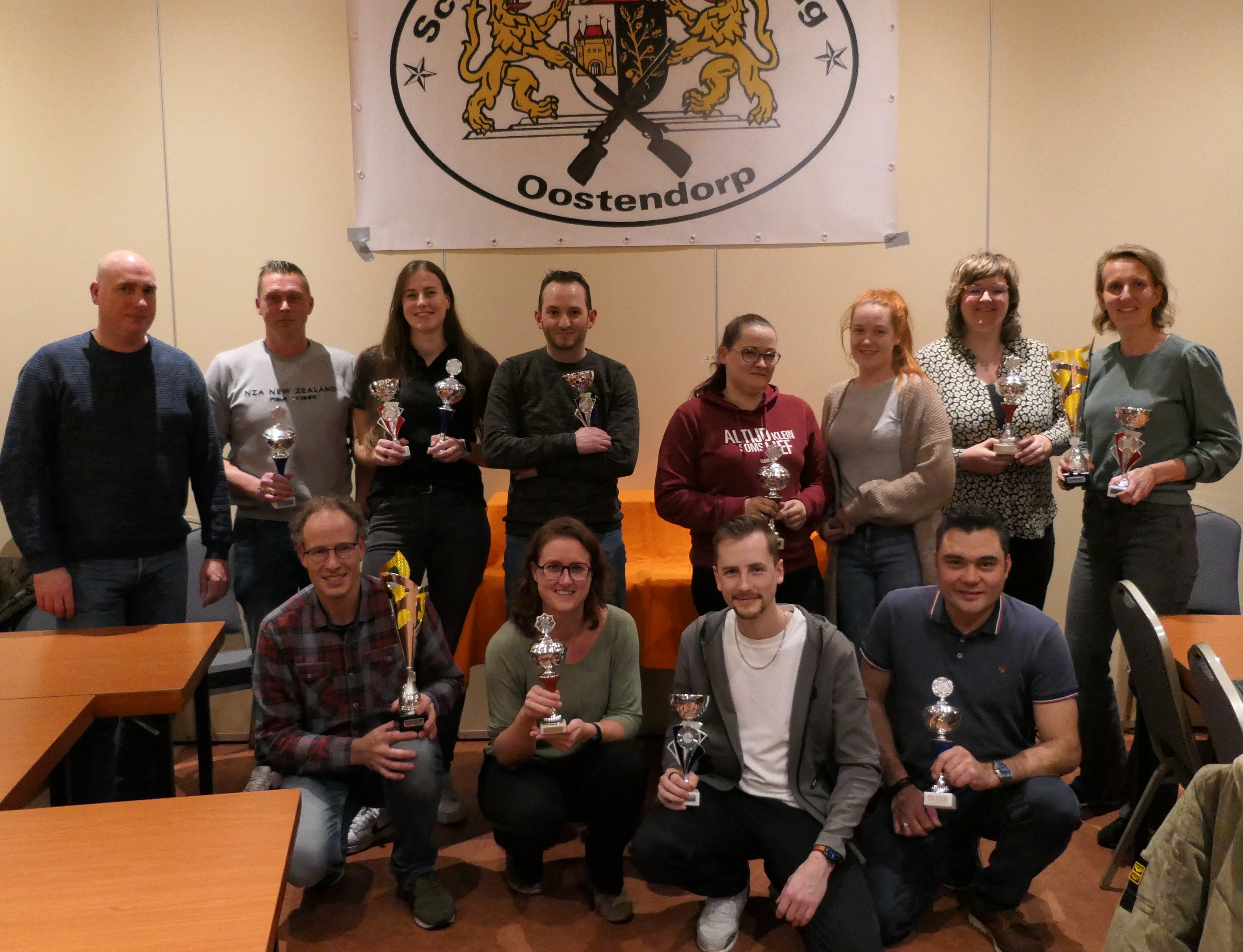 Foto: Winnaars Bedrijvenschiettoernooi ontvangen prijs