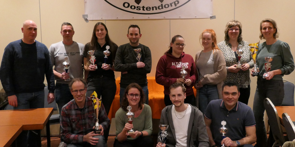 Foto: Winnaars Bedrijvenschiettoernooi ontvangen prijs