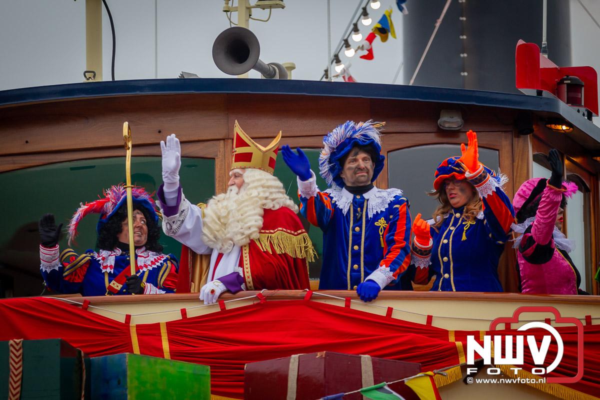 Foto: Sinterklaas arriveert in Elburg
