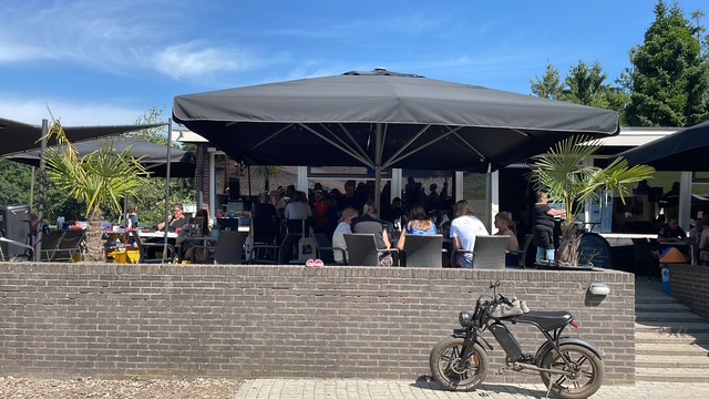 Foto: Unieke Paardenbingo van Nunspeet op het terras van De Brasserie