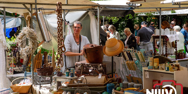 Foto: Een vleugje nostalgie in de regen: de Brocante Markt van Elburg
