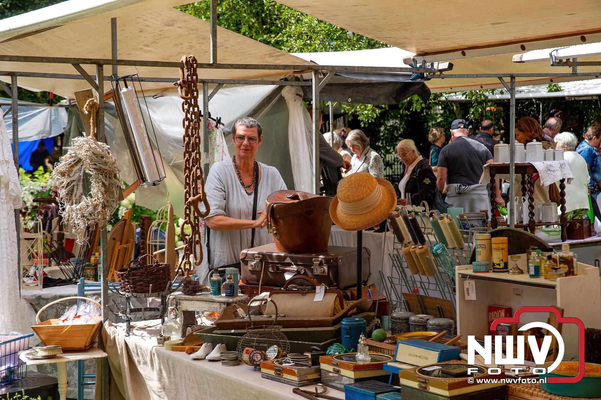 Foto: Een vleugje nostalgie in de regen: de Brocante Markt van Elburg