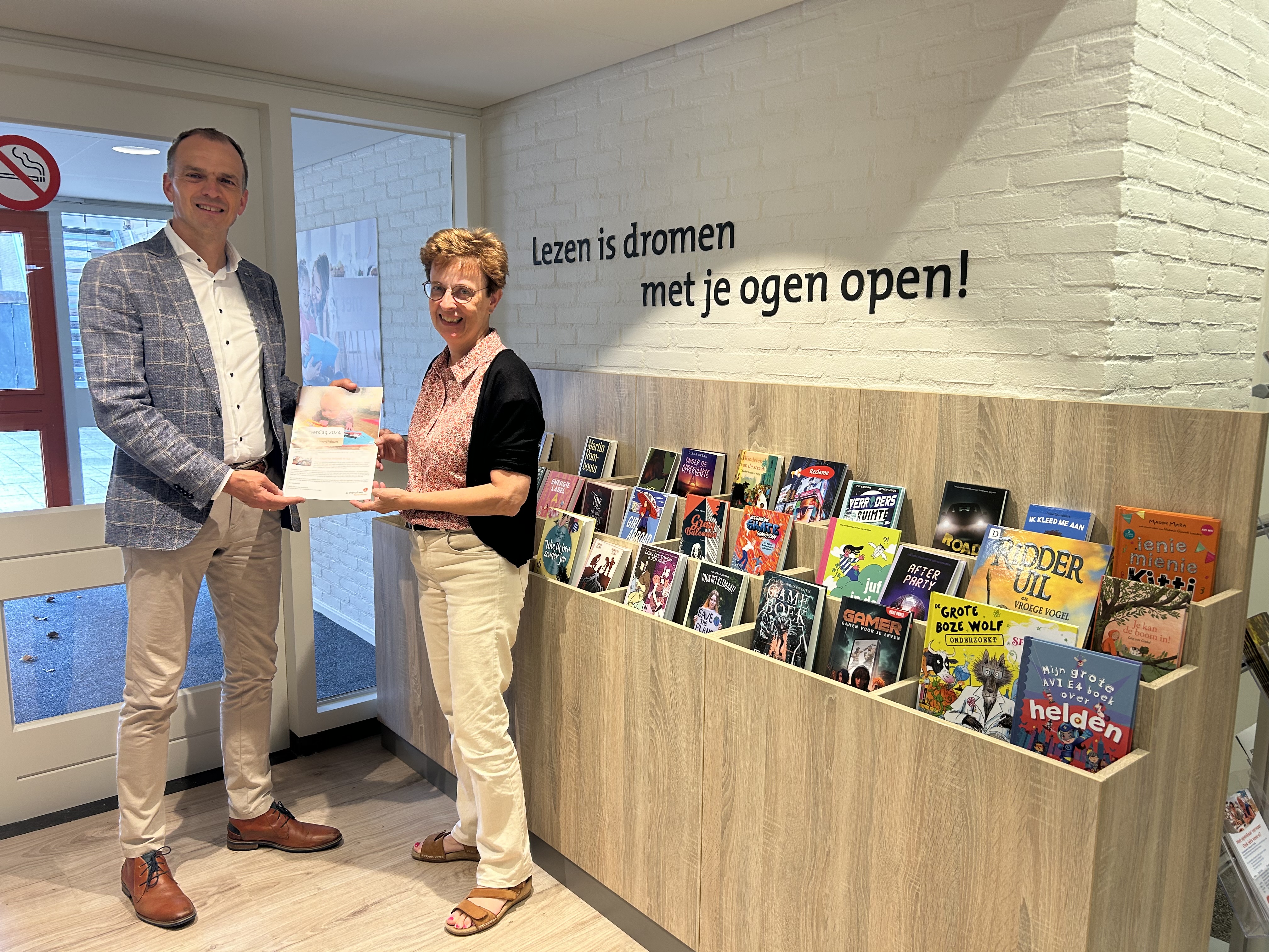 Foto: Wethouder Simonse ontvangt jaarverslag Bibliotheek Noord-Veluwe