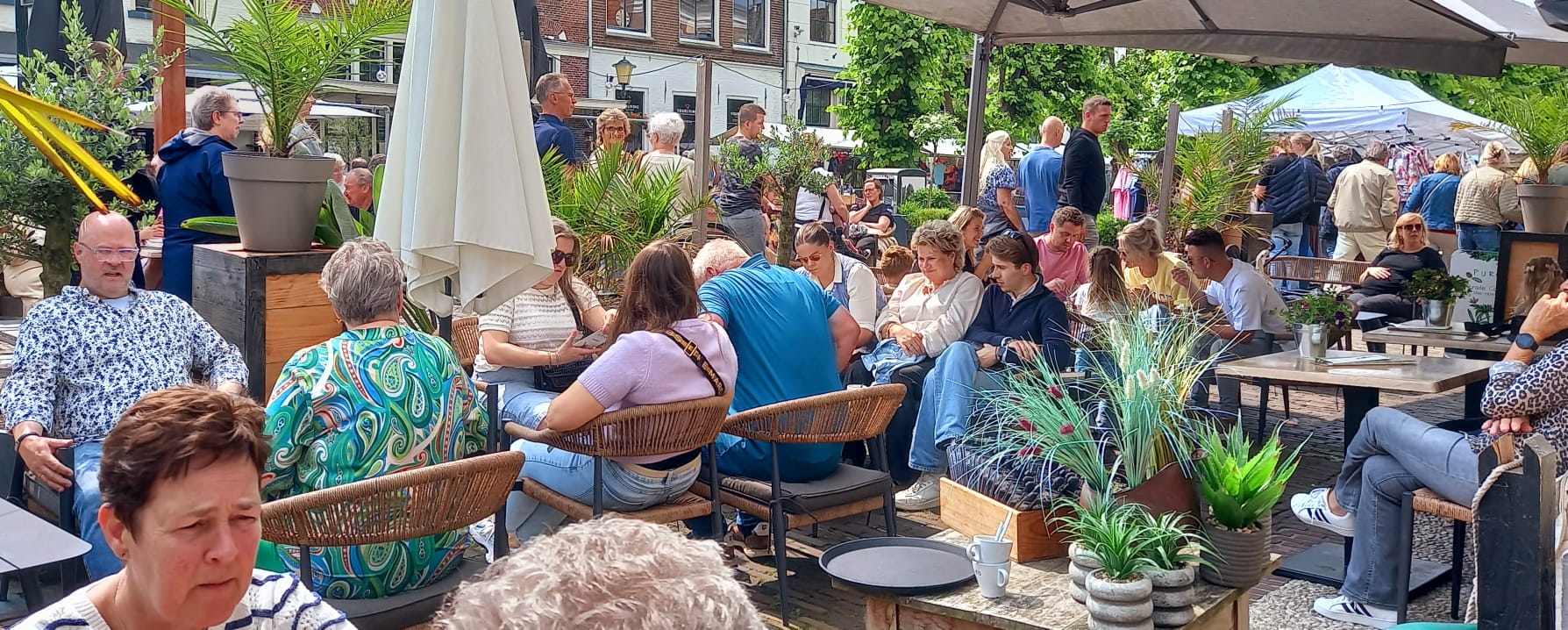 Foto: Pinkstermarkt Elburg, veel regen, maar niet verregend