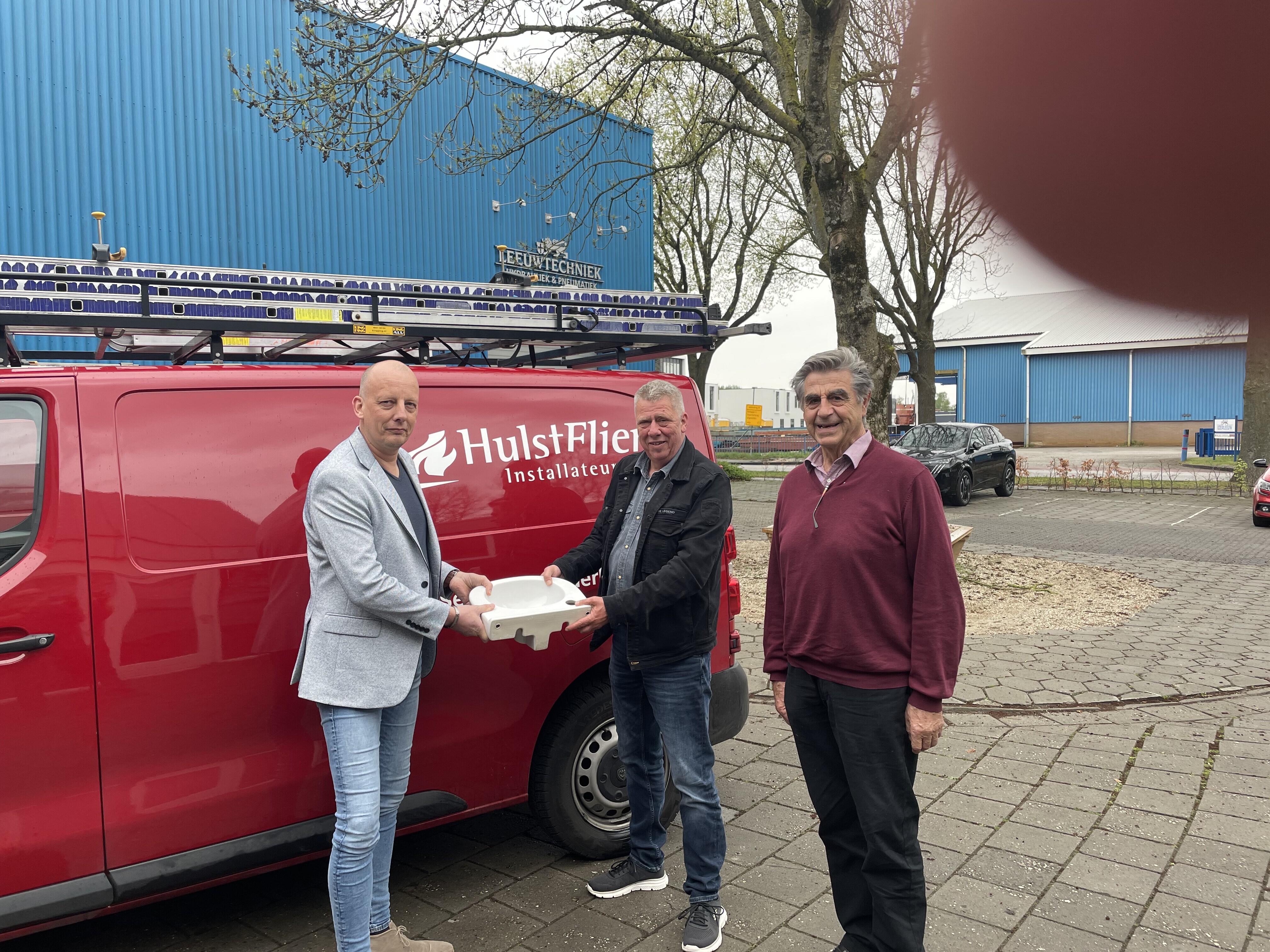 Foto: HulstFlier Installateurs uit Elburg sponsort essentiële materialen voor opleidingsproject in Gambia