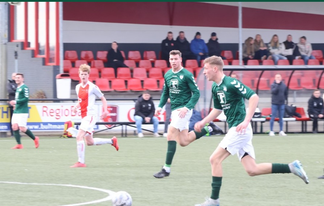 Foto: S.V. ’t Harde wint met 0-2 van V.V. Oene