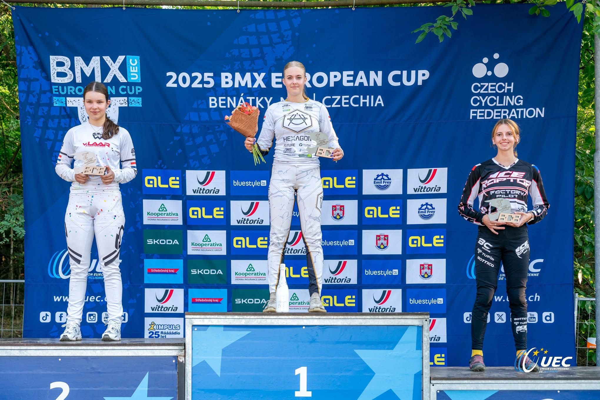 Foto: Anouk Janssen wint tweemaal overtuigend in BMX-klasse Women 17+ in Benátky