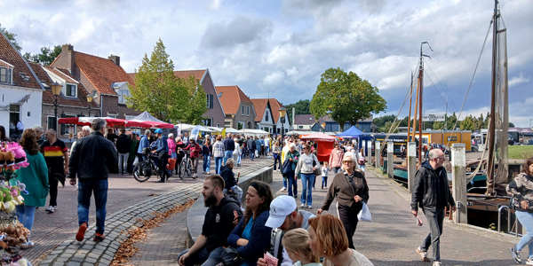 Foto: Gezellige drukte op de Bottermarkt in Elburg
