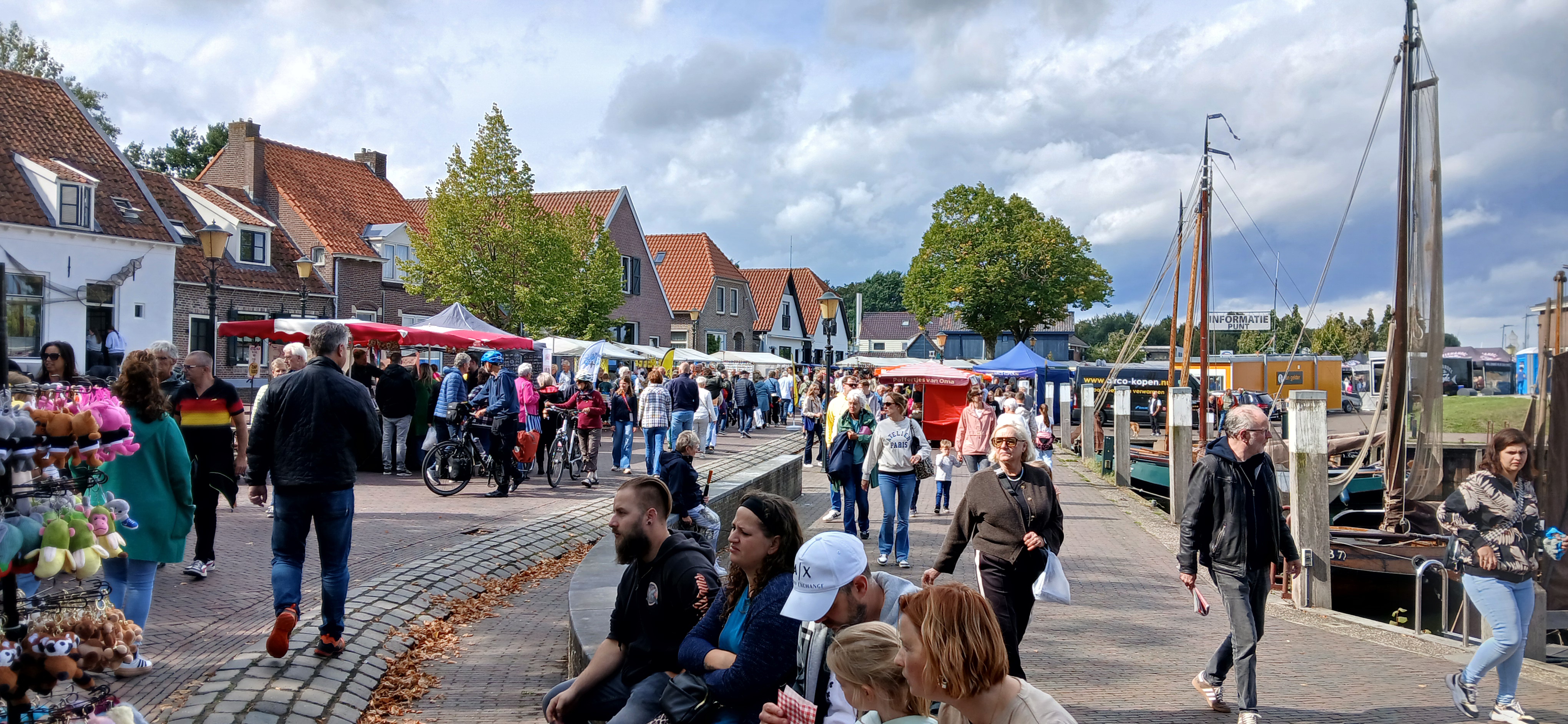 Foto: Gezellige drukte op de Bottermarkt in Elburg
