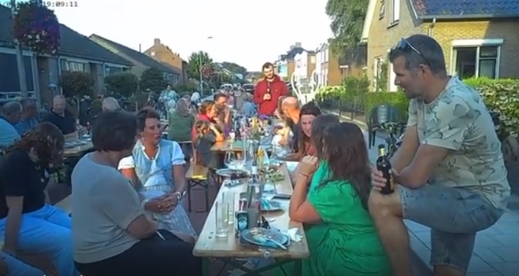 Foto: Van Oldebarneveldweg viert overwinning met zonnige barbecueparty