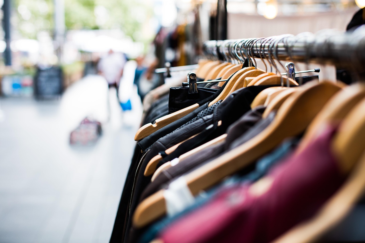 Foto: Tweedehands kledingmarkt in Oldebroek: geef kinderkleding een tweede kans