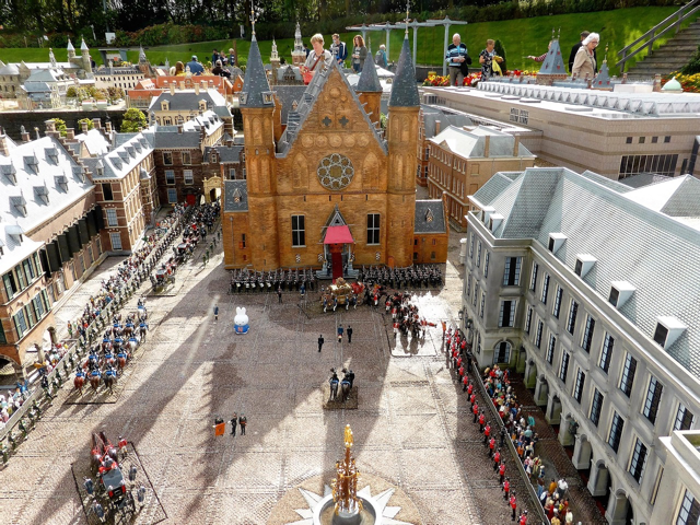Foto: Prinsjesdag: veel vertoon, weinig verschil.