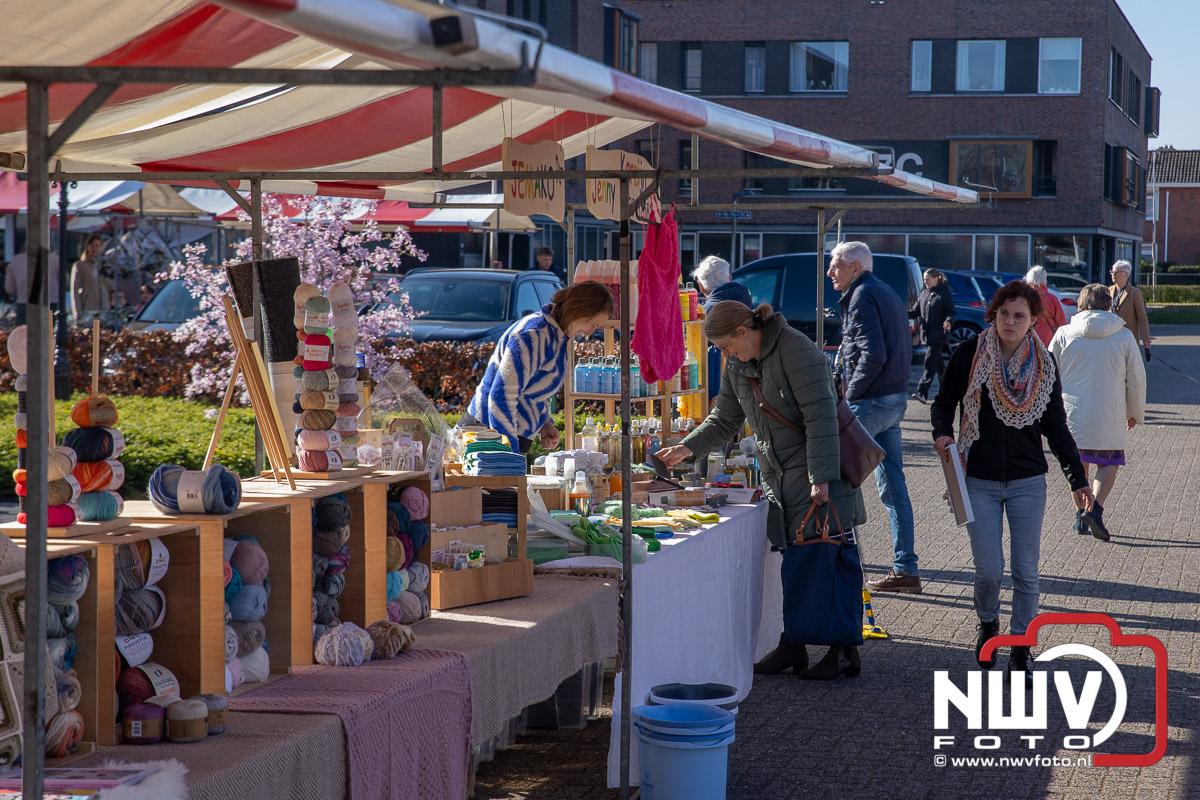 Foto: Sfeervolle voorjaarsmarkt bij het Nieuwe Feithenhof in Elburg