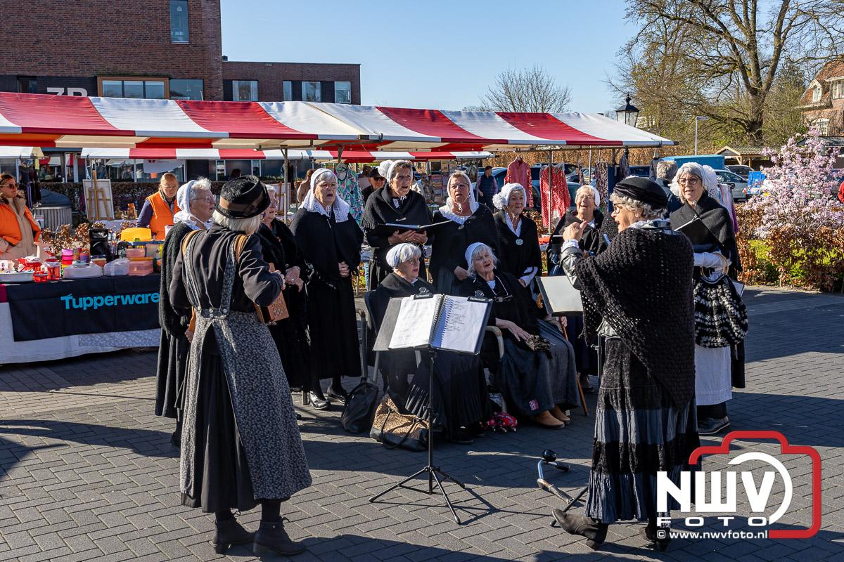 Foto: Sfeervolle voorjaarsmarkt bij het Nieuwe Feithenhof in Elburg