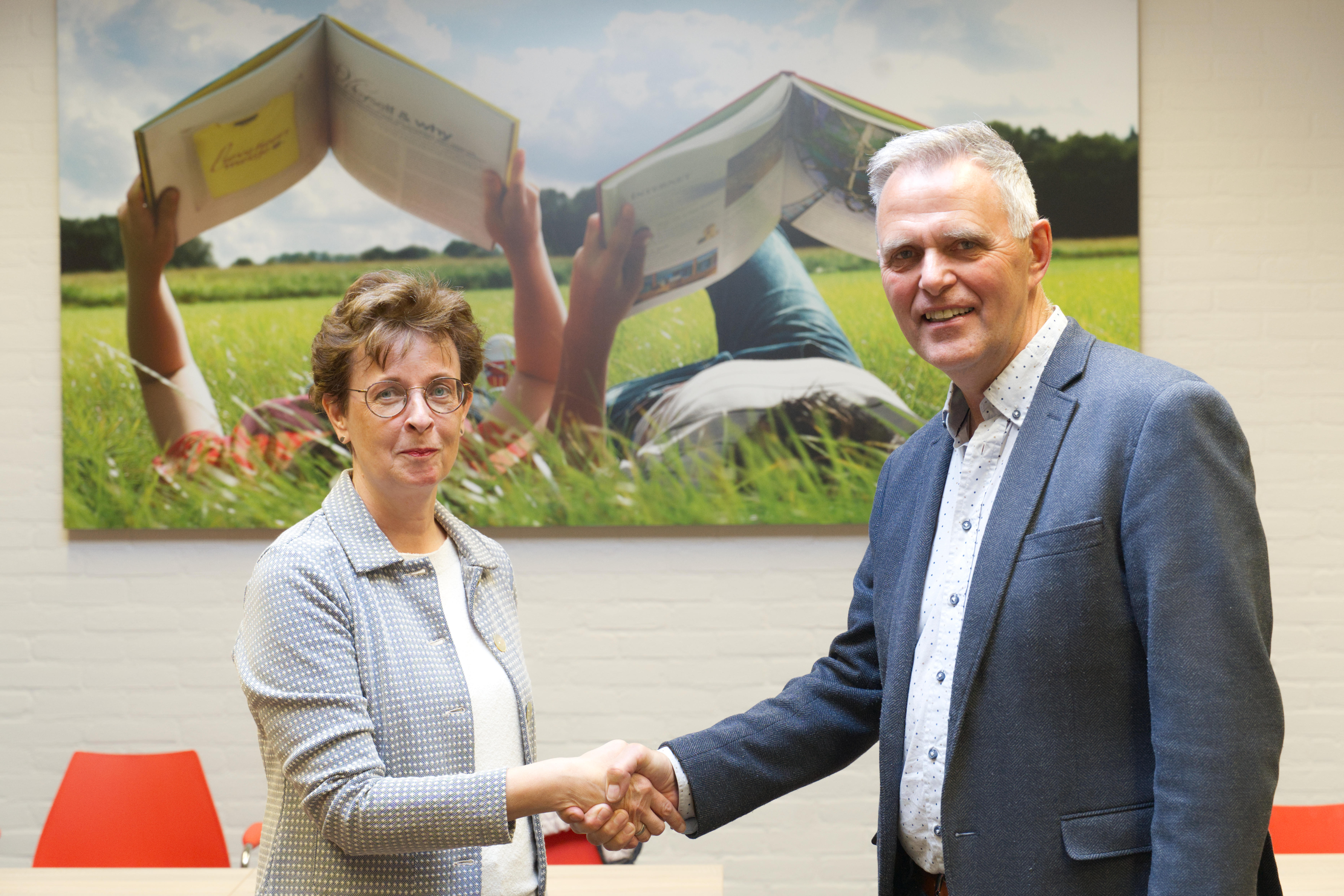 Foto: Wethouder Jeensma trots op vernieuwde bibliotheek Elburg