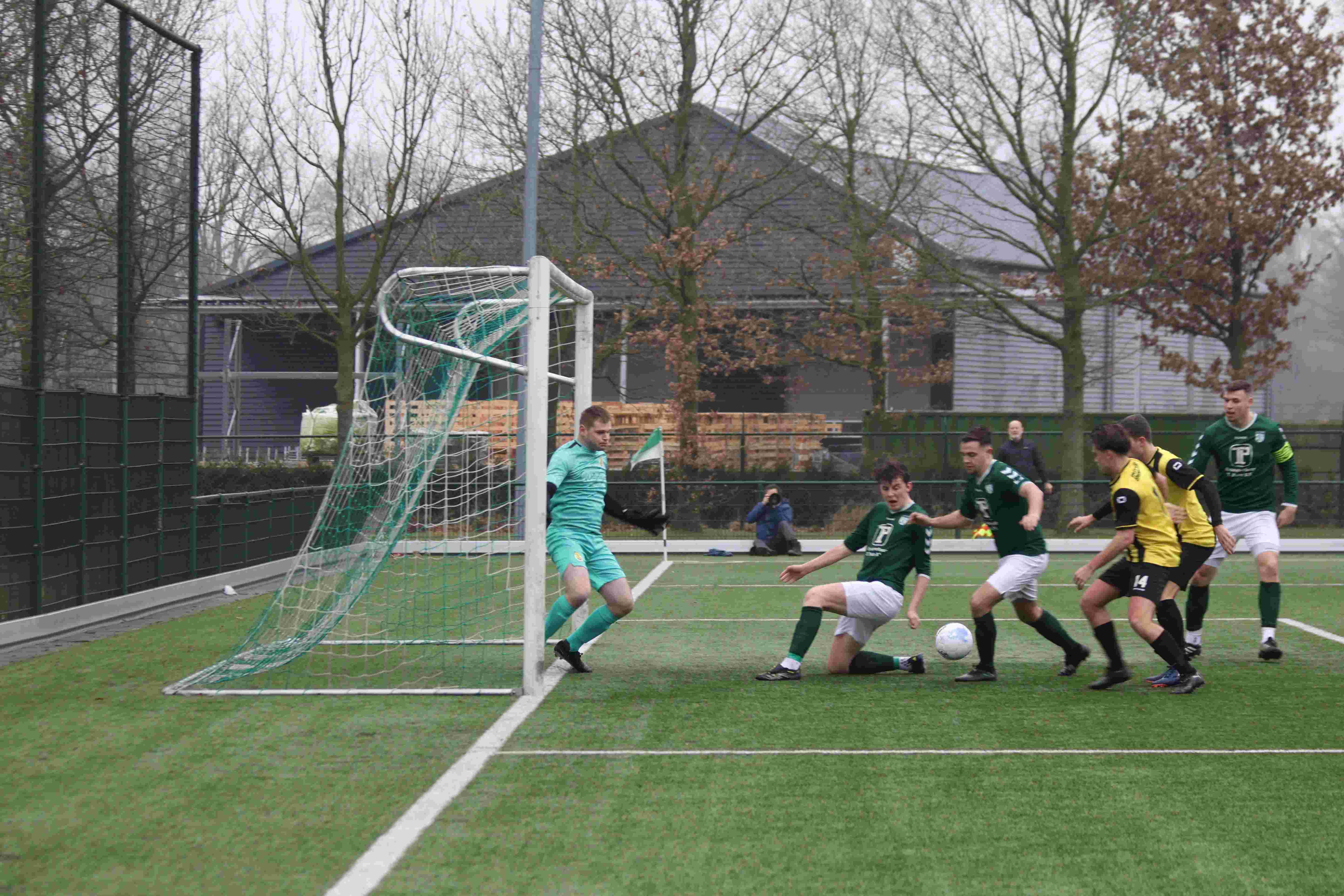 Foto: S.V. ’t Harde toont karakter maar komt net tekort voor overwinning