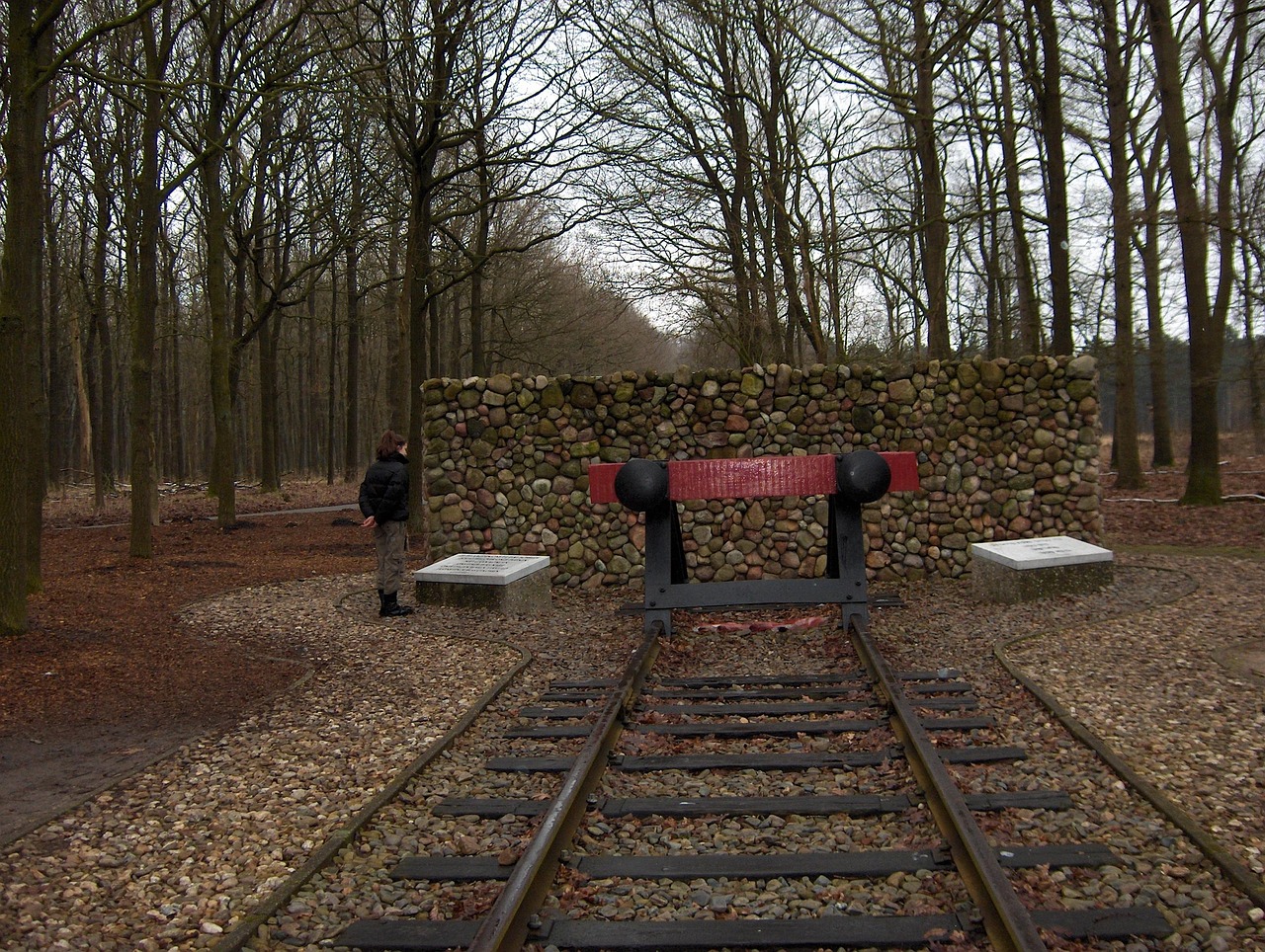 Foto: Belevingsobject in Elburg vertelt verhaal van Joodse familie De Hond