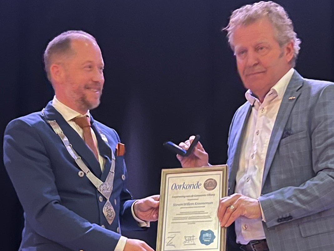 Foto: VIDEO - (Oud) wethouder Willem Krooneman ontvangt Erepenning Elburg tijdens afscheidsreceptie 
