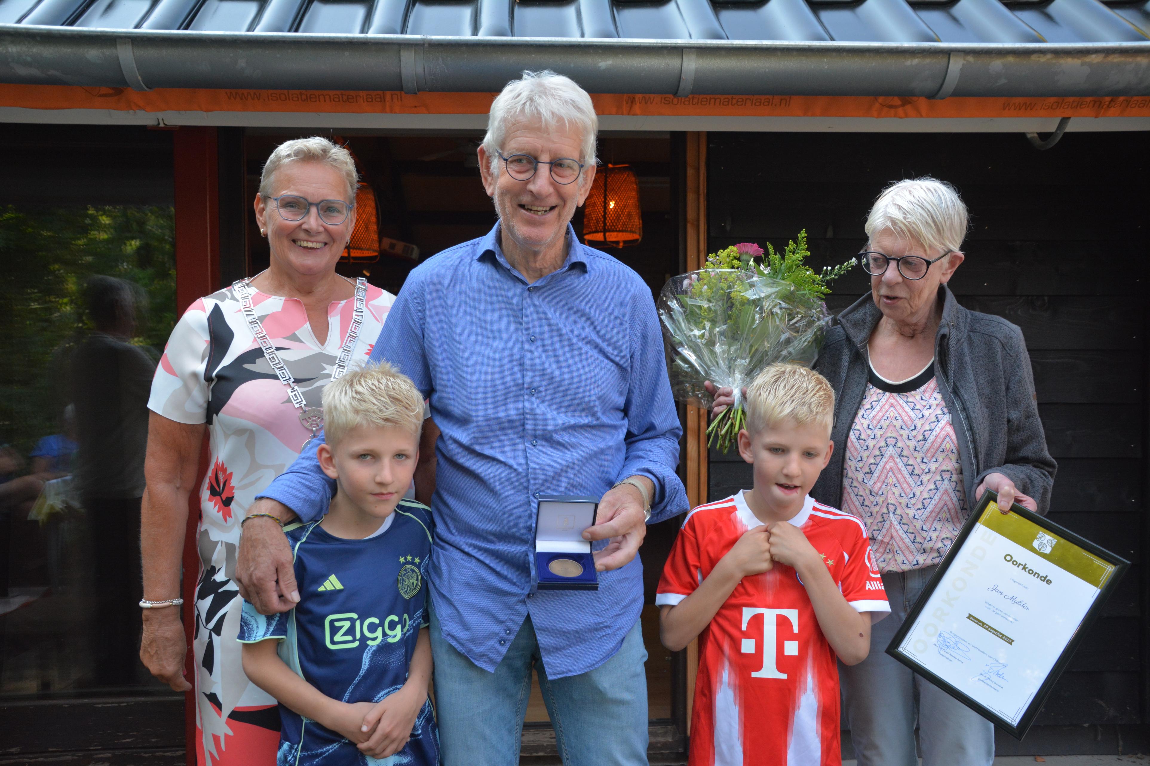 Foto: Jan Mulder ontvangt Oldebroeker Erepenning