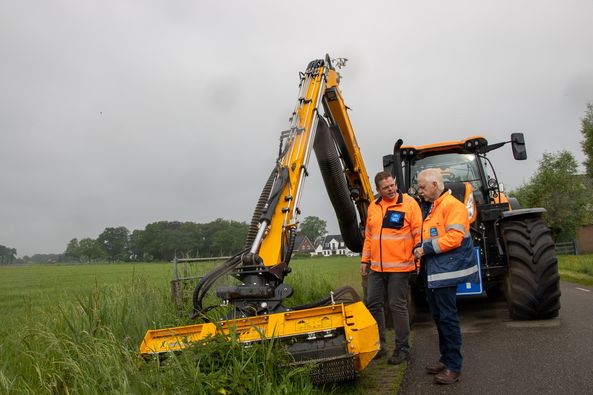 Foto: Nieuwe trekker met zuigwagen voor de gemeente Elburg