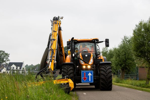 Foto: Nieuwe trekker met zuigwagen voor de gemeente Elburg