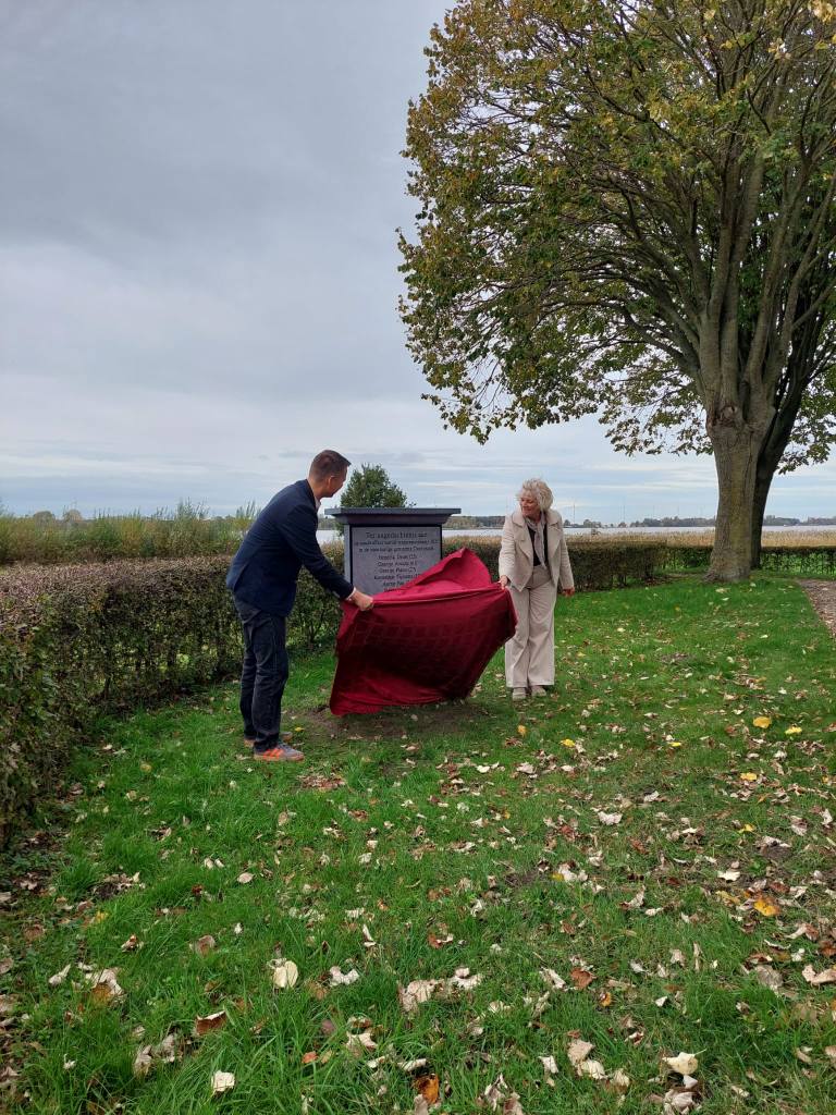 Foto: Nieuw monument herdenkt slachtoffers stormvloed 1825 in Doornspijk