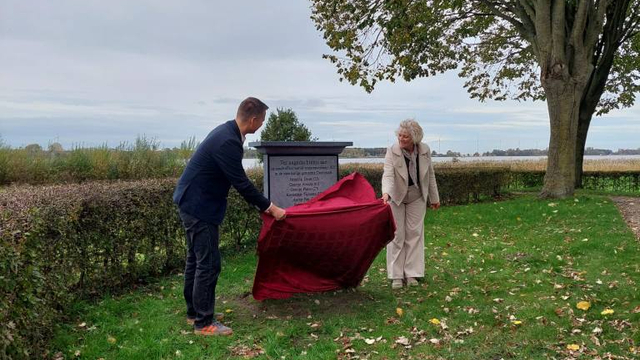 Foto: Nieuw monument herdenkt slachtoffers stormvloed 1825 in Doornspijk