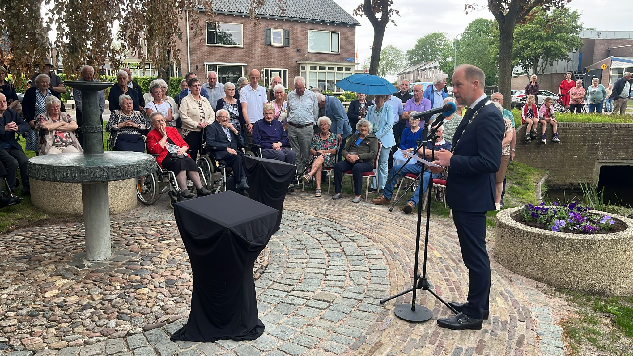 Foto: VIDEO |Namenmonumenten in de gemeente Elburg onthuld