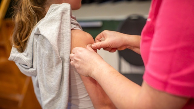 Foto: GGD vaccineert 14-jarigen tegen meningokokkenziekte in Elburg